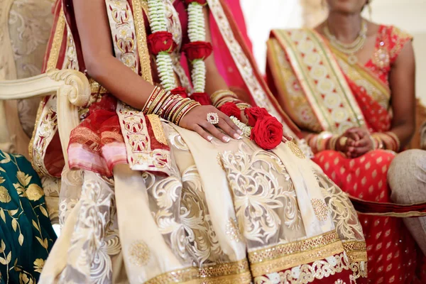 Geweldige hindoe huwelijksceremonie. Details van de traditionele Indiase bruiloft. — Stockfoto