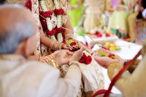 Cerimônia de casamento hindu incrível. Detalhes do casamento tradicional indiano . — Fotografia de Stock