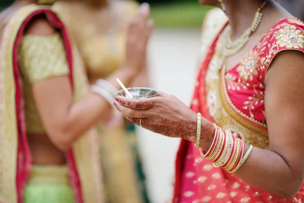 Increíble ceremonia de boda hindú. Detalles de la boda tradicional india . — Foto de Stock