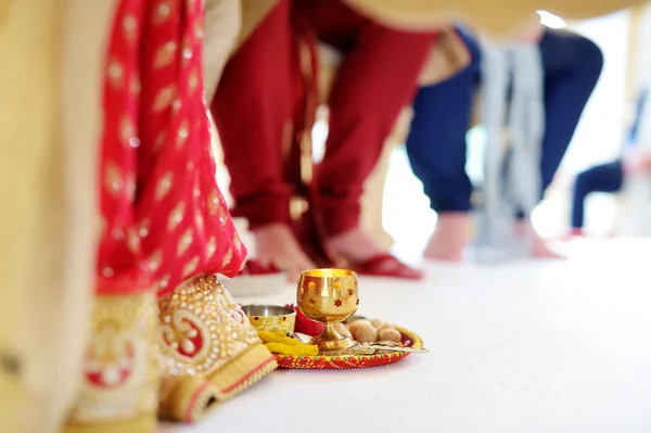 Csodálatos hindu esküvő. Hagyományos indiai esküvői részletek. — Stock Fotó