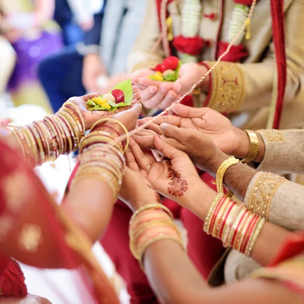 令人惊异的印度教婚礼仪式。印度传统婚礼的细节. — 图库照片