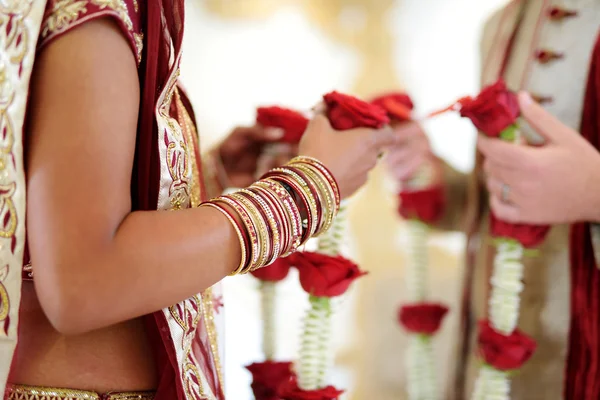 Incredibile cerimonia nuziale indù. Dettagli del matrimonio tradizionale indiano . — Foto Stock