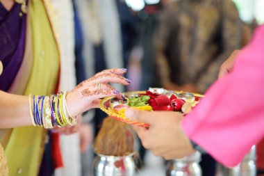 Şaşırtıcı hindu düğün töreni. Geleneksel Hint düğün detayları.