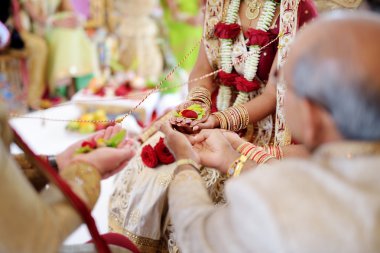 Şaşırtıcı hindu düğün töreni. Geleneksel Hint düğün detayları.