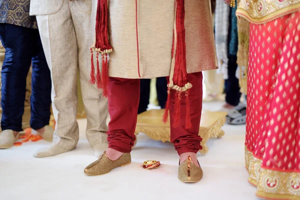 Cerimônia de casamento hindu incrível. Detalhes do casamento tradicional indiano . — Fotografia de Stock