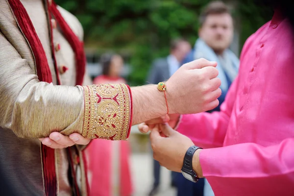 Incredibile cerimonia nuziale indù. Dettagli del matrimonio tradizionale indiano . — Foto Stock