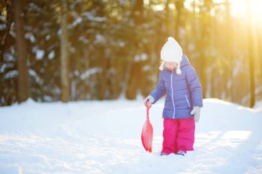 Küçük kız kış Park eğlenmek
