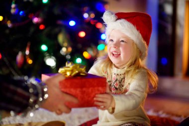 Onun üst nesneden bir Noel hediyesi almak mutlu küçük kız