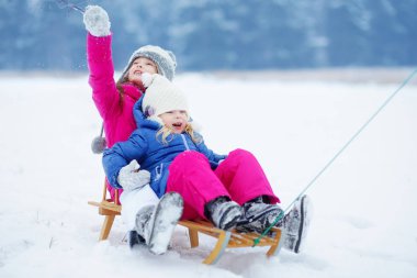 İki sevimli küçük kız bir çabukluğu ile eğleniyor 