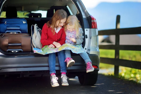 Dos adorables hermanitas explorando un mapa — Foto de Stock