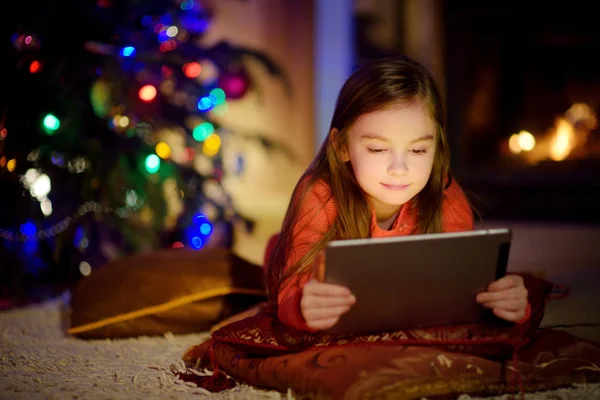 Urocza dziewczynka przy użyciu komputera typu tablet — Zdjęcie stockowe