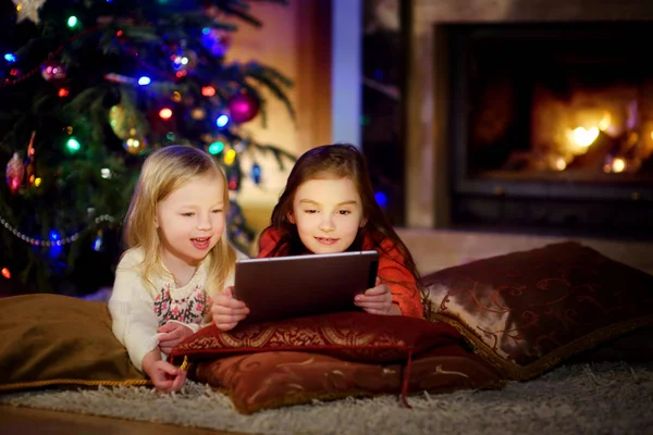 Dwa śliczne małe siostry przy użyciu komputera typu tablet — Zdjęcie stockowe