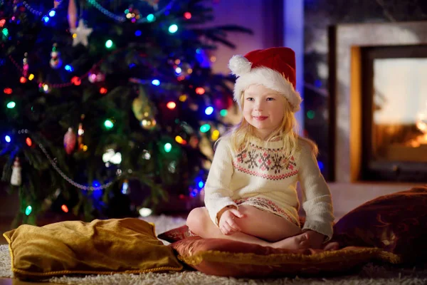 Retrato navideño de niña feliz —  Fotos de Stock