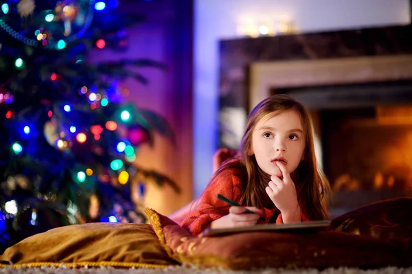 Linda niña escribiendo una carta a Santa —  Fotos de Stock
