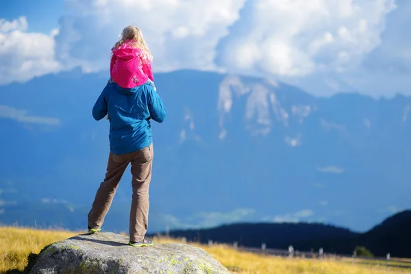 Père et sa fille admirant une vue imprenable sur les montagnes rocheuses des Dolomites o — Photo