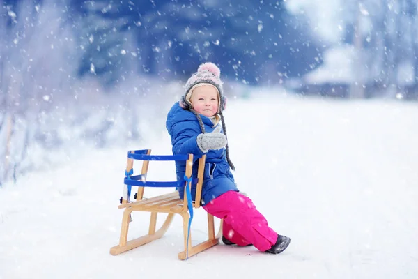 Graciosa niña divirtiéndose con un truco — Foto de Stock