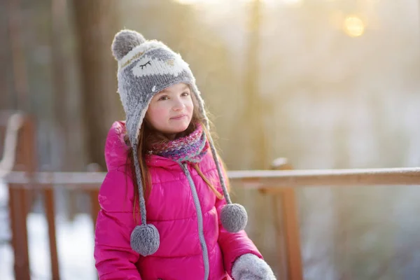 Divertente bambina che si diverte nel parco invernale — Foto Stock