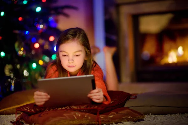 Schattig klein meisje met een tablet pc — Stockfoto