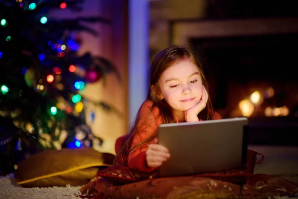 Adorável menina usando um tablet pc — Fotografia de Stock