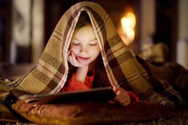 Чарівна маленька дівчинка використовує планшетний ПК — стокове фото