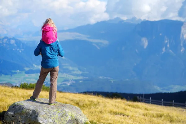 Pai e sua filha admirando uma vista de deslumbrantes montanhas rochosas Dolomitas do Sul do Tirol — Fotografia de Stock