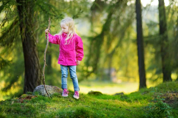 Sevimli küçük kız eğleniyor orman yürüyüşü sırasında güzel sonbahar gününde — Stok fotoğraf