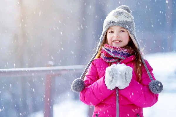 Legrační malá holka baví v destinaci winter park — Stock fotografie