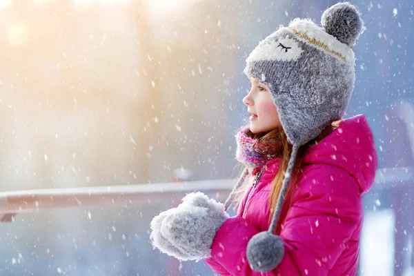 Engraçado menina se divertindo no parque de inverno — Fotografia de Stock