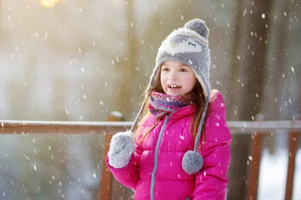 Graciosa niña divirtiéndose en el parque de invierno — Foto de Stock