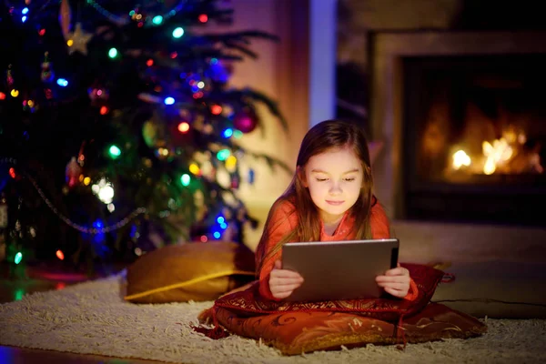 Adorabile bambina utilizzando un tablet pc — Foto Stock