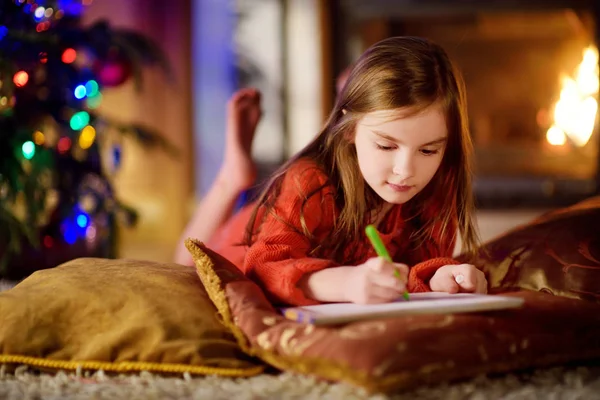 Schattig klein meisje een brief aan de Kerstman — Stockfoto