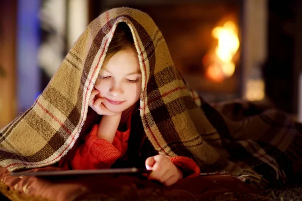 Adorabile bambina utilizzando un tablet pc — Foto Stock