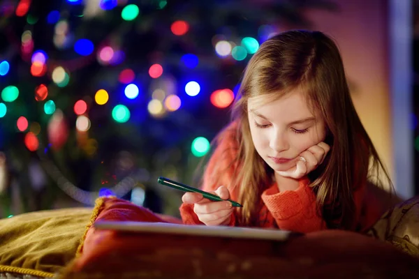 Petite fille mignonne écrivant une lettre au Père Noël — Photo