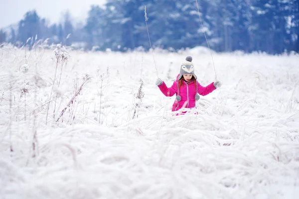 Legrační malá holka baví v destinaci winter park — Stock fotografie