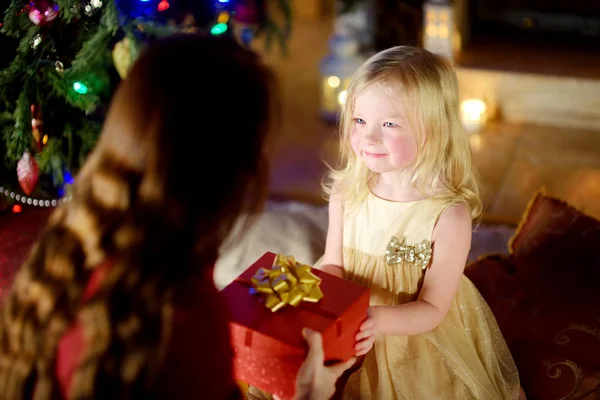 彼女のママからクリスマス プレゼントを得ることの幸せな女の子 — ストック写真