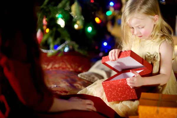 Menina feliz recebendo um presente de Natal de seu pai — Fotografia de Stock