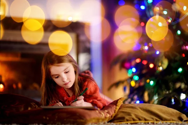 Menina bonito escrever uma carta para o Papai Noel — Fotografia de Stock