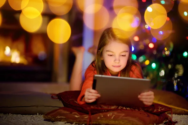 Adorabile bambina utilizzando un tablet pc — Foto Stock