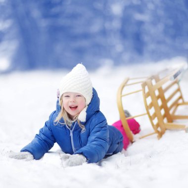 küçük kız bir çabukluğu ile eğleniyor