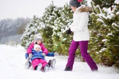 İki kız kardeş bir çabukluğu ile eğleniyor 