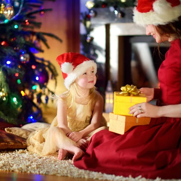 Llittle dziewczyna coraz prezent na Boże Narodzenie — Zdjęcie stockowe