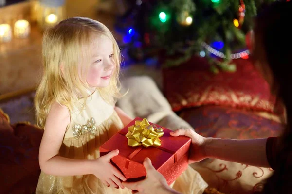 Llittle menina recebendo um presente de Natal — Fotografia de Stock