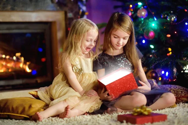 Little sisters Noel hediyesi açma — Stok fotoğraf