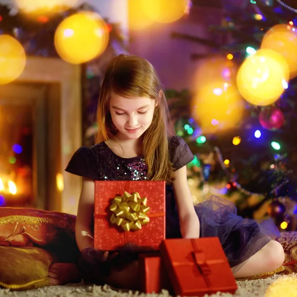 Szczęśliwa dziewczyna otwarcie prezent na Boże Narodzenie — Zdjęcie stockowe