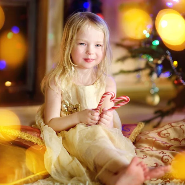 Vánoční portrét malé radostné holčičky — Stock fotografie
