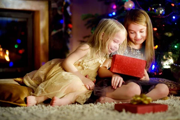 Sestry otevření vánoční dárek — Stock fotografie