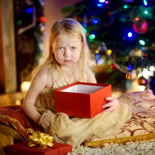 Menina está infeliz com seu presente de Natal — Fotografia de Stock