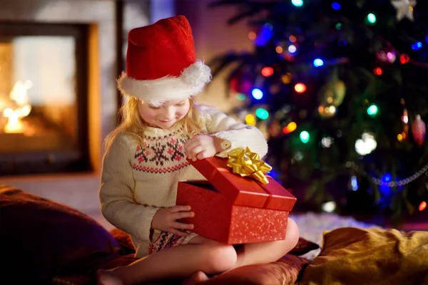 Menina feliz abrindo presente de Natal — Fotografia de Stock