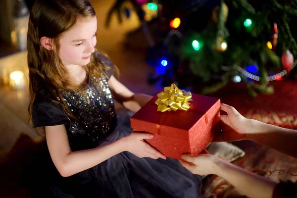 Liten flicka att få en julklapp — Stockfoto