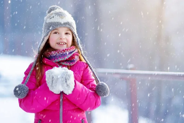 Klein meisje in winterpark — Stockfoto